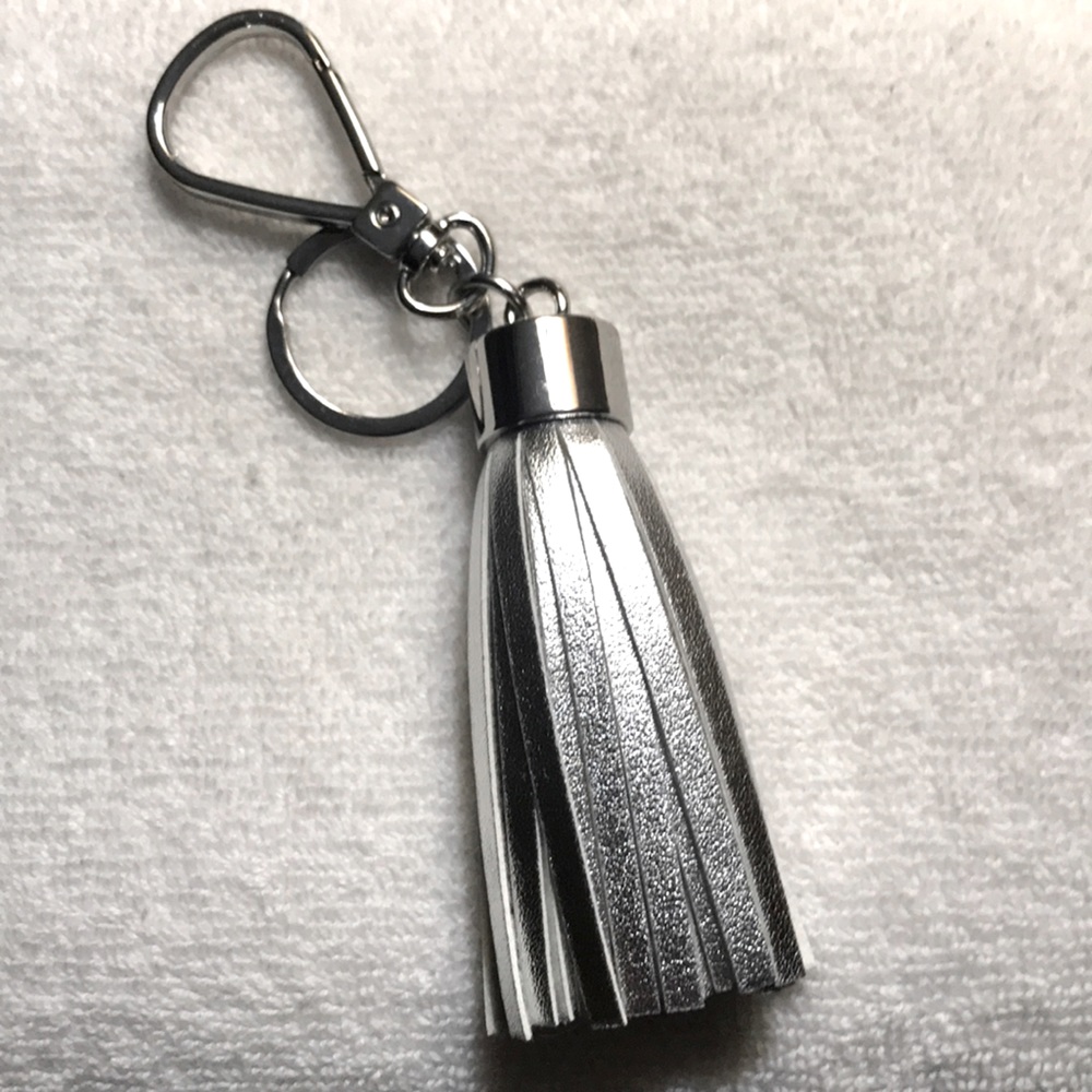 🚨CLOSET CLOSING🚨 Silver Tassel Keychain/Clip - Picture 2 of 5